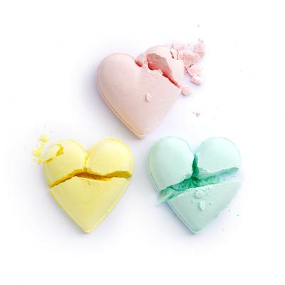 I Heart Revolution Heart Pastel Bath Fizzer Kit Set cadou bomba efervescenta de baie 40 g + bomba efervescenta de baie 40 g Passion Fruit + bomba efervescenta de baie  40 g Lemon