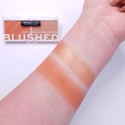 Revolution Relove Colour Play Blushed Duo Blush &amp; Highlighter Konturovací paletka pentru femei 5,8 g Nuanţă Queen