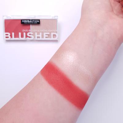 Revolution Relove Colour Play Blushed Duo Blush &amp; Highlighter Konturovací paletka pentru femei 5,8 g Nuanţă Cute