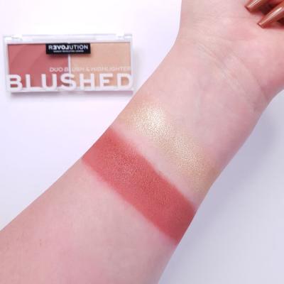 Revolution Relove Colour Play Blushed Duo Blush &amp; Highlighter Konturovací paletka pentru femei 5,8 g Nuanţă Kindness